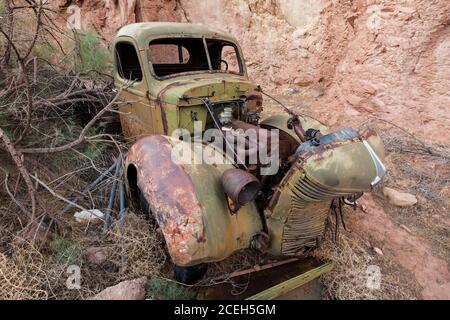 Un autocarro a pianale modello D-40 International Harvester 1937 dilapidato, precedentemente utilizzato nell'industria estrattiva dell'uranio a Moab, Utah all'inizio 1 Foto Stock