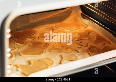 Cucinare e decorare pan di zenzero di natale. Il processo di cottura del pan di zenzero. Uomo di pan di zenzero e sua moglie. Pan di zenzero a forma di stilizzato Foto Stock