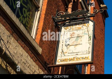 Cartello pub commerciale. Liverpool Road, Manchester. Foto Stock