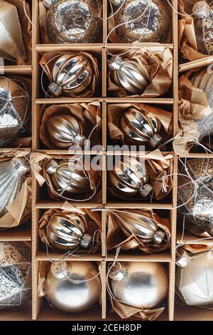 Set di baubles di lusso in vetro argento. Immagine in stile retrò della decorazione di Natale vintage in una scatola. Natale composizione. Scatola riempito con chris Foto Stock
