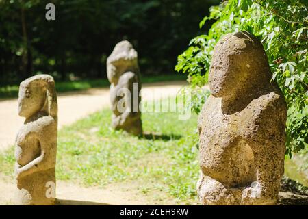 Donna scita. Antica statua in pietra di un guerriero scita Foto Stock