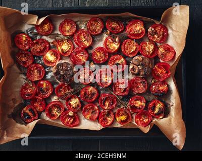 Forno pomodori ciliegini arrostiti su un forno vassoio vista dall'alto. Foto Stock