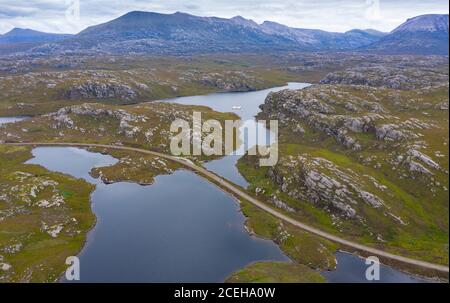 Vista aerea della parte autostradale della costa settentrionale 500 percorso turistico a nord di Kylesku in Sutherland, Highland Region, Scotland UK Foto Stock