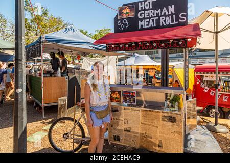 Giovane imprenditore tedesco in Australia che vende involtini di carne tedeschi caldi Foto Stock