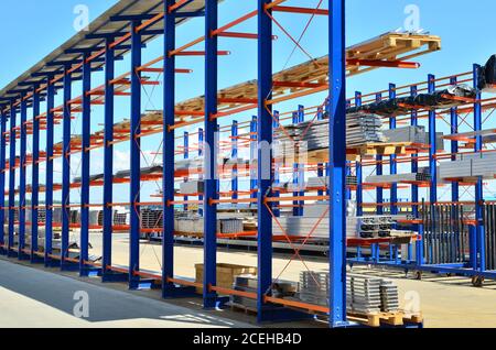 Magazzino scaffalature Cantilever sistemi per stoccaggio tubi o profilati in alluminio. Scaffale per pallet e scaffalature per magazzini industriali. Profili in acciaio, lamiera Foto Stock