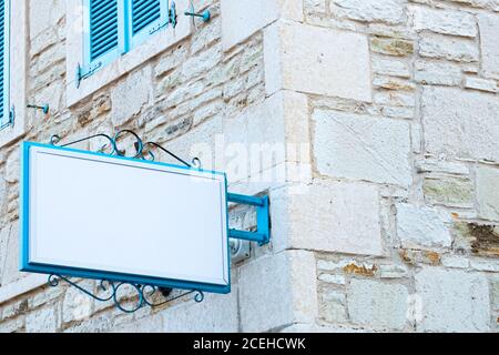 Blu segno mockup con muro di pietra giorno lucido. Foto Stock