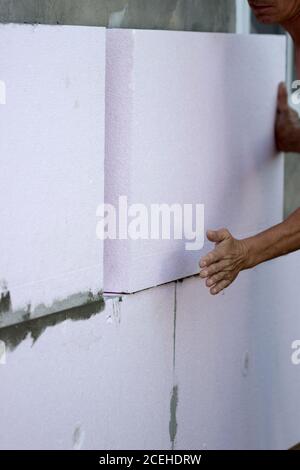 Isolamento a parete con pannelli in polistirene, applicazione e installazione di colla. Foto Stock