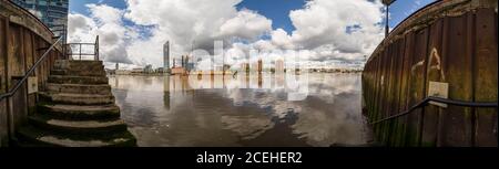 Paesaggio panoramico lungo il fiume Tamigi a Battersea con case galleggianti e in via di sviluppo di architettura, Grande Londra, Inghilterra, Regno Unito, Europa Foto Stock