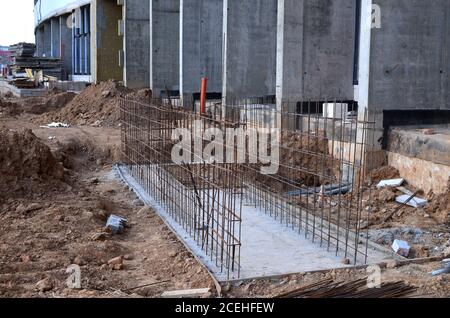 Сonstruction di rinforzo per casseri sulla fondazione per la successiva conconcreta del portico presso l'edificio dell'appartamento. Grammo di cemento armato Foto Stock