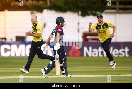 Jake Lintott di Birmingham Bears (a sinistra) celebra la presa del wicket di Ricardo Vasconcelos di Steelbacks durante la partita Vitality T20 Blast al County Ground, Northampton. Foto Stock