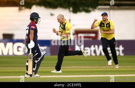 Jake Lintott (centro) degli orsi di Birmingham celebra la presa del wicket di Ricardo Vasconcelos degli Steelbacks durante la partita Vitality T20 Blast al County Ground, Northampton. Foto Stock