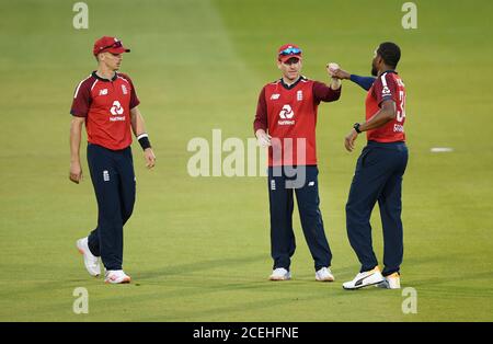 Chris Jordan (a destra) in Inghilterra celebra il wicket del Pakistan Shadab Khan durante la terza partita Vitality IT20 a Old Trafford, Manchester. Foto Stock