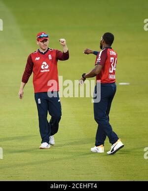 Chris Jordan (a destra) in Inghilterra celebra il wicket del Pakistan Shadab Khan durante la terza partita Vitality IT20 a Old Trafford, Manchester. Foto Stock