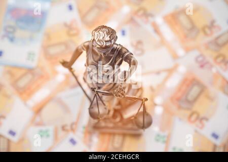 Lady Justice è su diversi 50 e 20 Euro fatture. Foto concettuale per una causa in cui è in gioco un sacco di soldi. Foto Stock