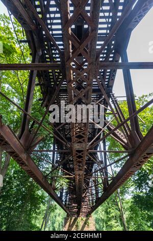 Ponte ferroviario che attraversa il fiume Deerfield, Deerfield, Massachusetts, Stati Uniti Foto Stock