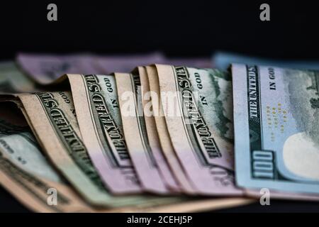 Attenzione selettiva ai dettagli delle banconote in dollari. Primo piano macro dettaglio di banconote in denaro, dollari isolati. Concetto di moneta mondiale, inflazione ed economia Foto Stock