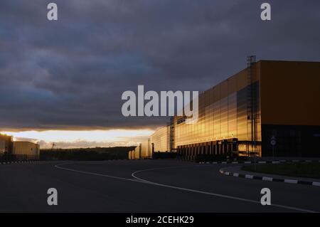 Complesso logistico di magazzino nei raggi del sole nascente. Foto Stock