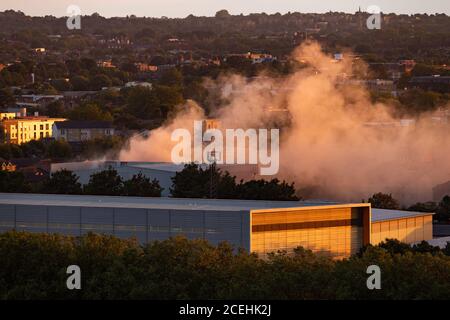Londra, Regno Unito. 1 Settembre 2020. Fuoco a Londra: Il fumo sale sulle unità industriali nel sud di Bermondsey durante la sera. Credit: Guy Corbishley/Alamy Live News Foto Stock