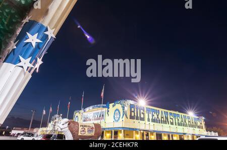 Amarillo USA - Settembre 12 2015; illuminato di notte il Big Texan Steak Ranch, famoso ristorante Amarillo, Texas, USA Foto Stock