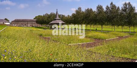 Carmarthen, Galles - Agosto 2020: Vista panoramica dei terreni nel Giardino Botanico Nazionale del Galles Foto Stock