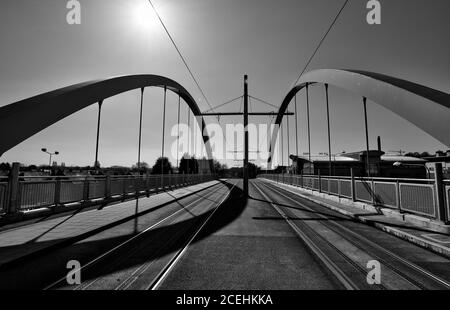 Moderno ponte della rete tranviaria Foto Stock