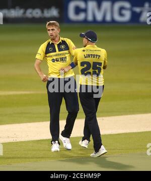 La pietra Olly di Birmingham Bears (a sinistra) celebra con Jake Lintott dopo aver preso il wicket di Saif Zaib LBW di Steelbacks durante la partita Vitality T20 Blast al County Ground, Northampton. Foto Stock