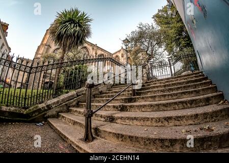Passi concreti che conducono verso la chiesa di San Pietro Mancroft nella città di Norwich. Foto Stock