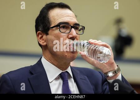 Mnuchin prende un drink di acqua mentre testimonia su Capitol Hill, martedì 1 settembre 2020, davanti al sottocomitato di supervisione e riforma della Camera degli Stati Uniti, sulla risposta delle amministrazioni Trump alla crisi di Coronavirus.Credit: Graeme Jennings/Pool via CNP /MediaPunch Foto Stock