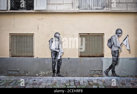 Parigi, Francia, Febbraio 2020, disegni parte di una serie chiamata Odyssey dal Street artist Lebévalet nel cuore del quartiere di Montmartre Foto Stock