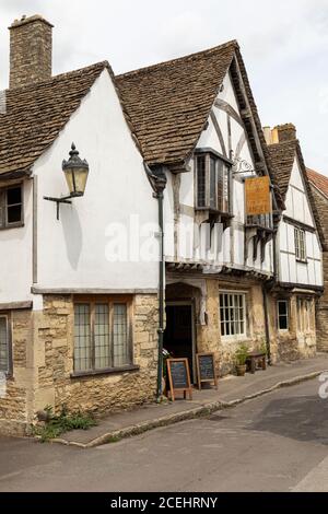 Segno dell'angelo una locanda in legno del 15 ° secolo a Church Street, Lacock, Wiltshire, Inghilterra, Regno Unito Foto Stock