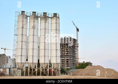 Impianto di betonaggio fisso pronto all'uso in cantiere. Produzione di Malta cementizia сoncrete e portland per l'industria edile. Torre cran Foto Stock