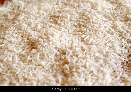 Riso bianco asiatico non cotti o grano di riso bianco lungo come sfondo Foto Stock