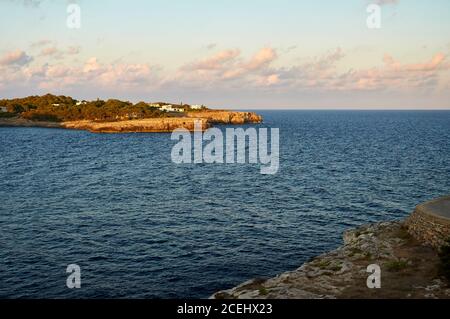 Baia di Porto Petro da Punta de SA Capo Torre al tramonto con ville vicino alla costa (Santanyí, Maiorca, Isole Baleari, Mar Mediterraneo, Spagna) Foto Stock