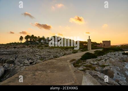 Torre vecchia, passeggiata e villa di lusso vicino Punta de SA Torre capo al tramonto (Santanyí, Maiorca, Isole Baleari, Mar Mediterraneo, Spagna) Foto Stock