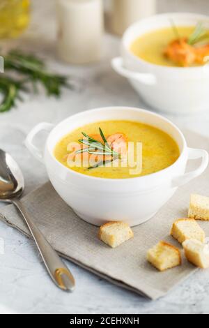Zuppa di crema di pesce con salmone, formaggio, patate ed erbe in ciotole bianche. Foto Stock