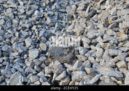 Calcestruzzo riciclato aggregato (RCA) che è prodotto dalla frantumazione di calcestruzzo rigenerato da edifici in calcestruzzo, lastre, ponti, autostrade demolite. Foto Stock