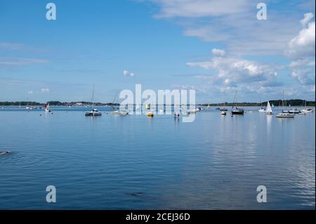 Sereno e tranquillo porto di Emsworth in una giornata estiva tranquilla e calda con barche e yacht all'ancora. Foto Stock