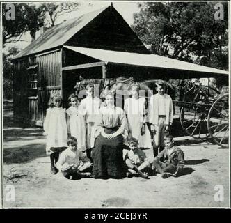 . Il più grande bisogno dell'Australia : con una nota introduttiva dell'Arcivescovo di Brisbane. UNA CORTECCIA HOMESTKAU IN UNA FATTORIA LONKLY IN IHK VVARRUMBUNGLE MONTAGNE, N.S.W. Uno dei distretti operati dalla Fratellanza del buon Pastore. Una SCUOLA DI CESPUGLIO è appena un fienile ruvido con una verandah un lato. L'interno è semplice e pulito; l'esterno è un parco giochi grande abbastanza per 1,000 bambini. In mezzo siede Maestro. Vicino alla scuola c'è un cavallo e una trappola. Questo appartiene a uno dei Bush Brothers, che ha spinto a dare loro una lezione problemi e principi 139 i membri del partito laburista arecerta Foto Stock