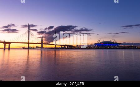 ST. PETERSBURG, Russia - 24 marzo 2020: Vista panoramica aerea notturna della Zenit Arena con illuminazione. Nuovo stadio di calcio per il FIFA Soccer World Foto Stock