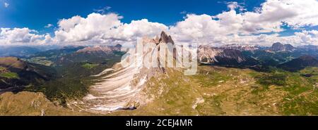 Incredibile vista aerea dall'alto sulla vetta del Monte Seceda e sulla valle dal drone. Trentino Alto Adige, Dolomiti Alpi, Alto Adige, Italia, Europa vicino Ortisei. Odle Foto Stock