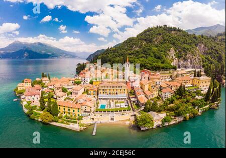 Bellissima vista panoramica aerea dal drone alla Varenna - famosa città vecchia d'Italia sulla riva del lago di Como. Vista dall'alto sul paesaggio acquatico con Foto Stock