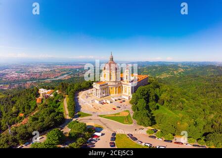 Bellissima vista panoramica aerea della famosa Basilica del drone di Superga in sole giornate estive. La chiesa cattedrale situata in cima alla collina Foto Stock