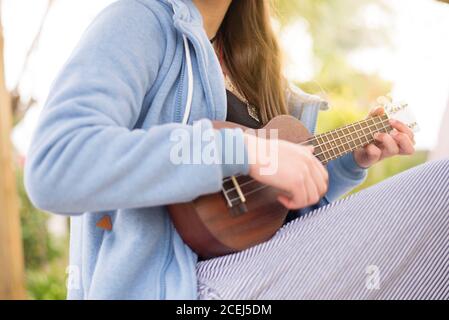 Donna che gioca ukelele Foto Stock