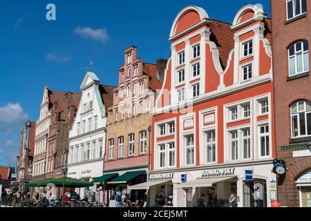 La città vecchia di Lüneburg, piazza centrale am Sande, con le case medievali a tetto, bassa Sassonia, Germania Foto Stock