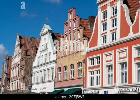 La città vecchia di Lüneburg, piazza centrale am Sande, con le case medievali a tetto, bassa Sassonia, Germania Foto Stock