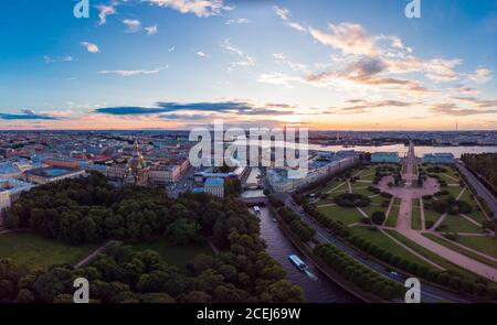 05 agosto 2018, SAN PIETROBURGO Russia: Bella vista dall'alto del centro storico di San Pietroburgo un campo di Marte, giardino estivo e la Neva Foto Stock