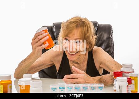 Donna anziana felice circa nuovo farmaco Foto Stock