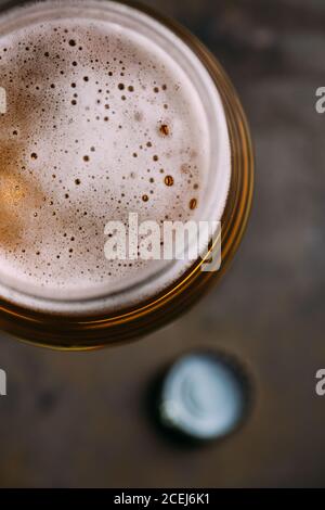 Bicchiere di birra su sfondo scuro Foto Stock