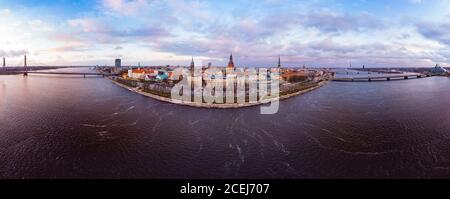 Vista panoramica aerea al centro storico di riga, banchina del fiume Daugava. Famoso punto di riferimento - st. La torre della Chiesa di Pietro e la chiesa della Cattedrale City Dome Foto Stock