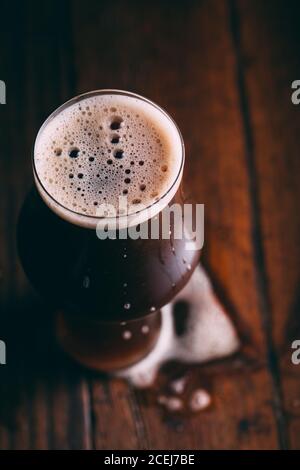 Stout birra in vetro su sfondo scuro Foto Stock